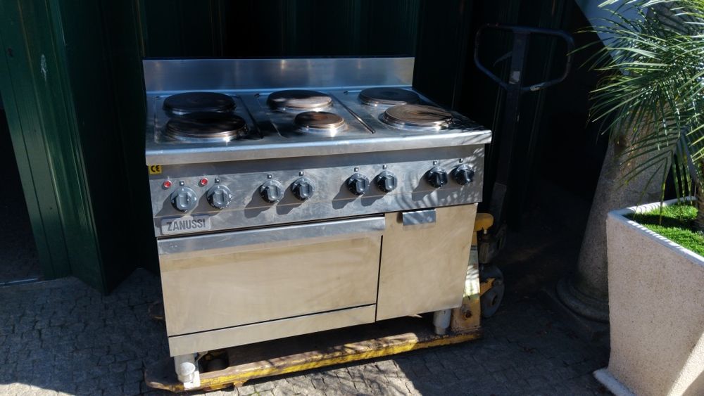 Fogão industrial elétrico
Marca ZANUSSI
5 discos de 230 Diâmetro (2 es
