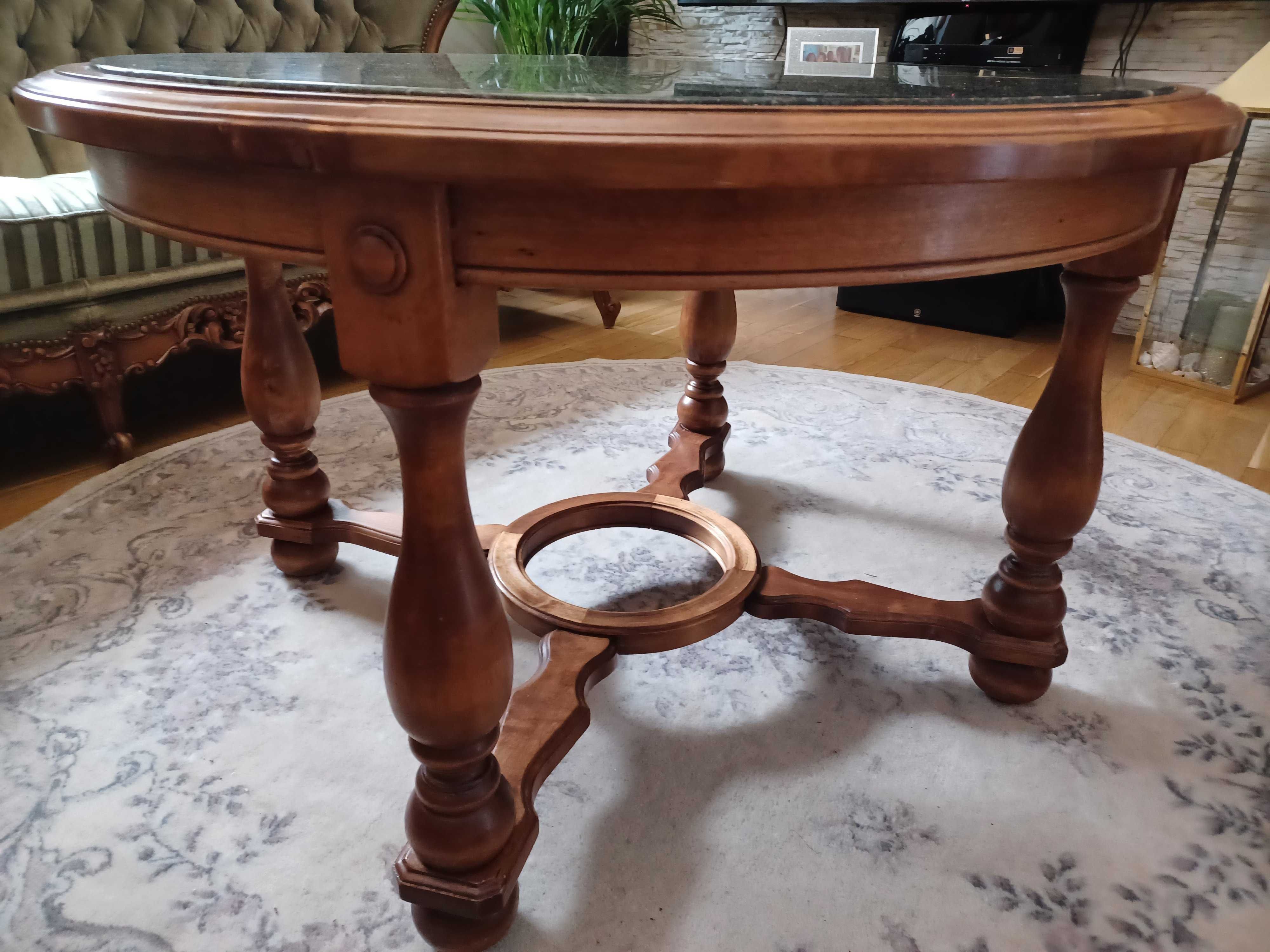 Drewniany stół z marmurowym blatem po renowacji