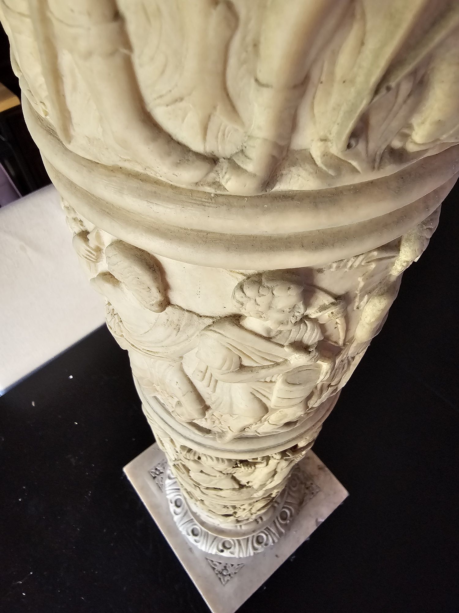 Coluna decorativa design clássico mármore