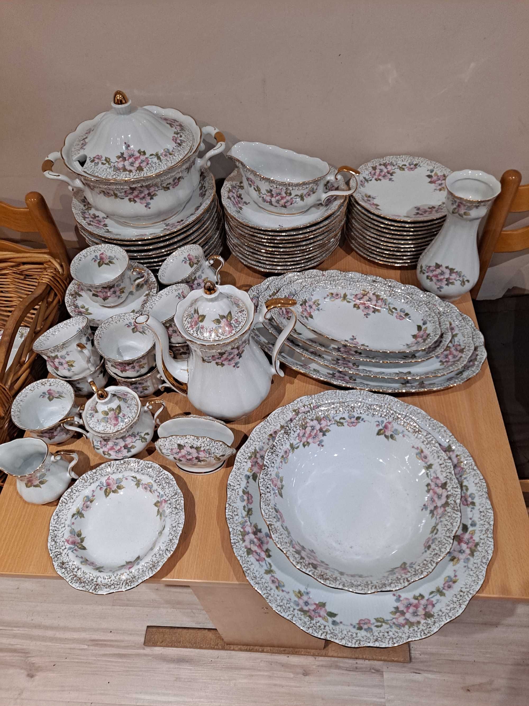 Piękny porcelanowy serwis obiadowo- kawowy - Wałbrzych
