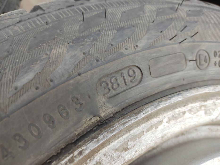 Зимова резина Nokian 165 65 14 стан нової