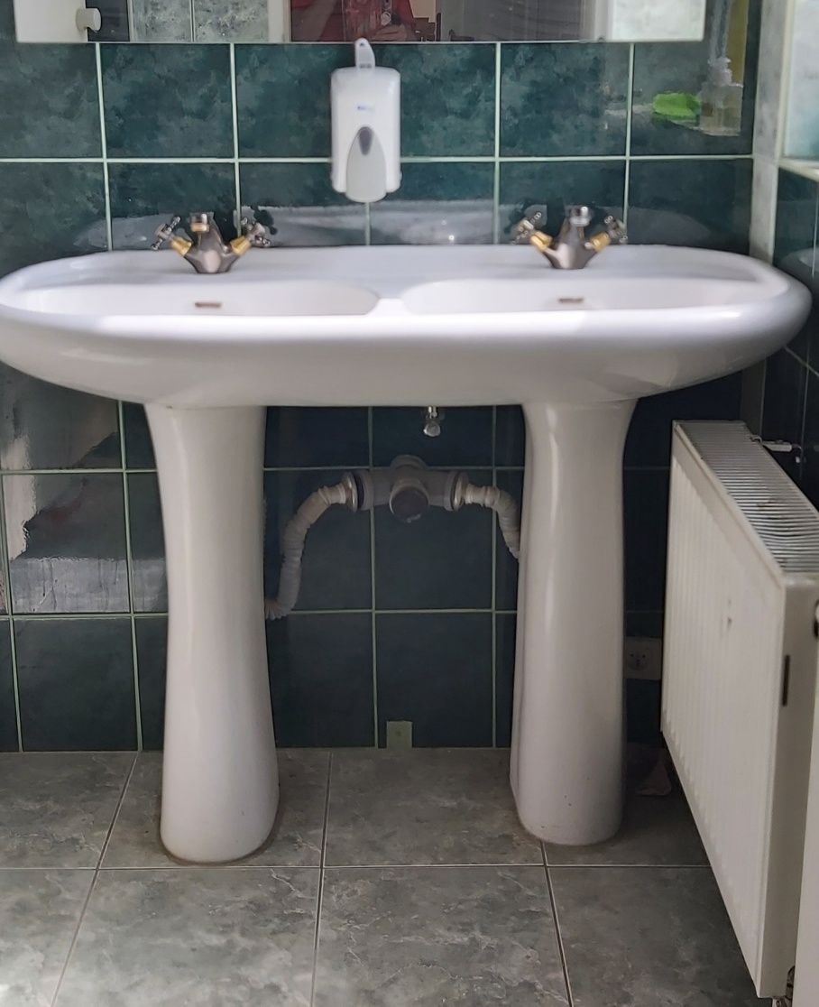 Podwójna umywalka z bateriami, solidna