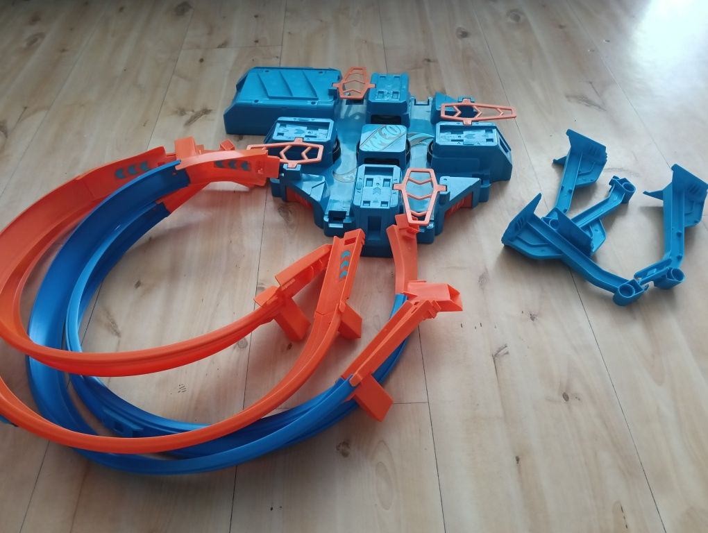Tor hot wheels criss cross crash
