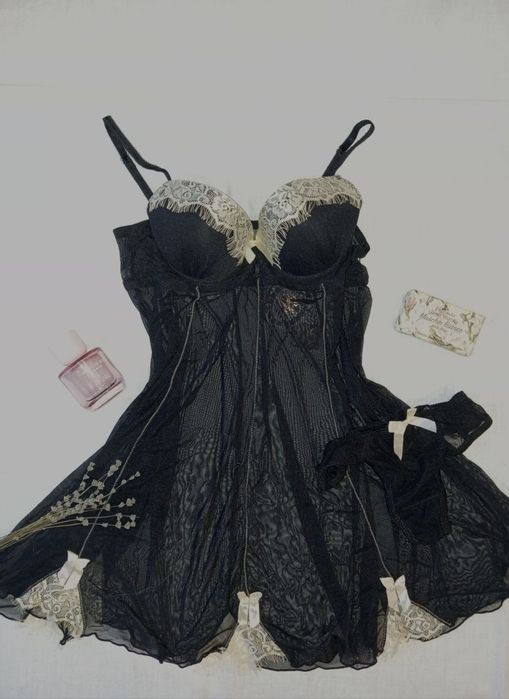 Чорний пеньюар з мереживними вставками