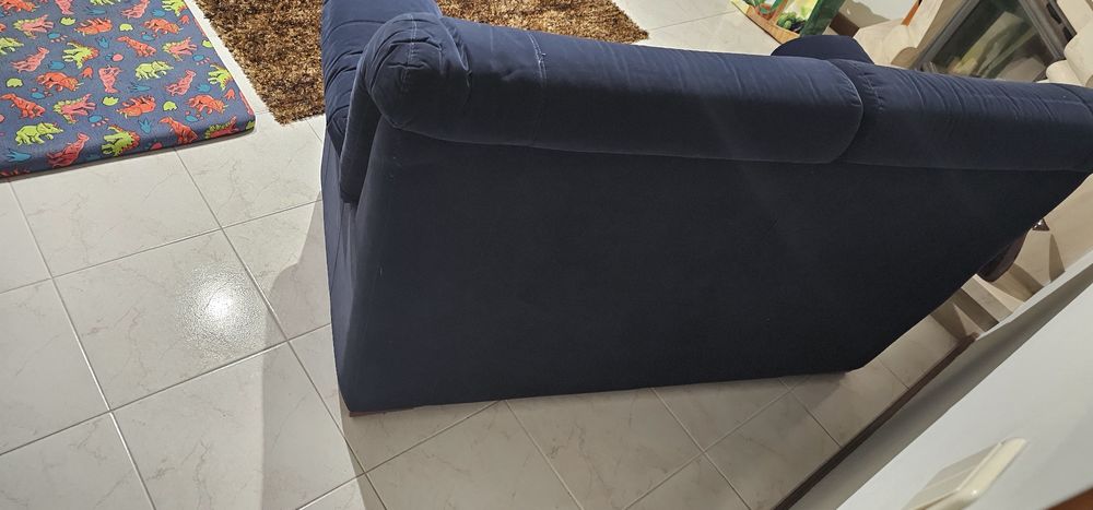 Sofá azul escuro