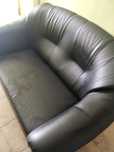 Czarna sofa wypoczynkowa dwu osobowa