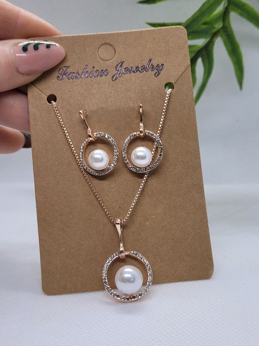 Zestaw biżuterii perły I cyrkonie