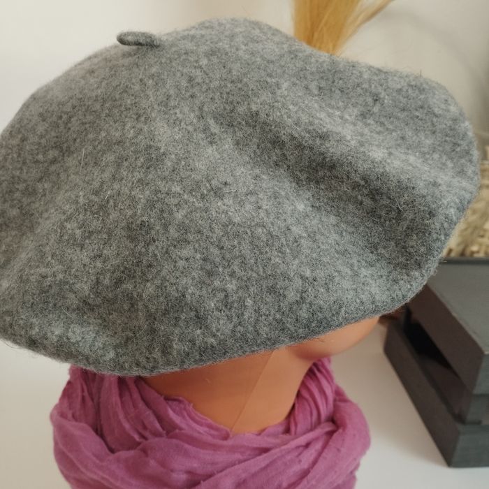 Klasyczny i elegancki beret damski – 100% wełna, nowy z metką!

Sprzed