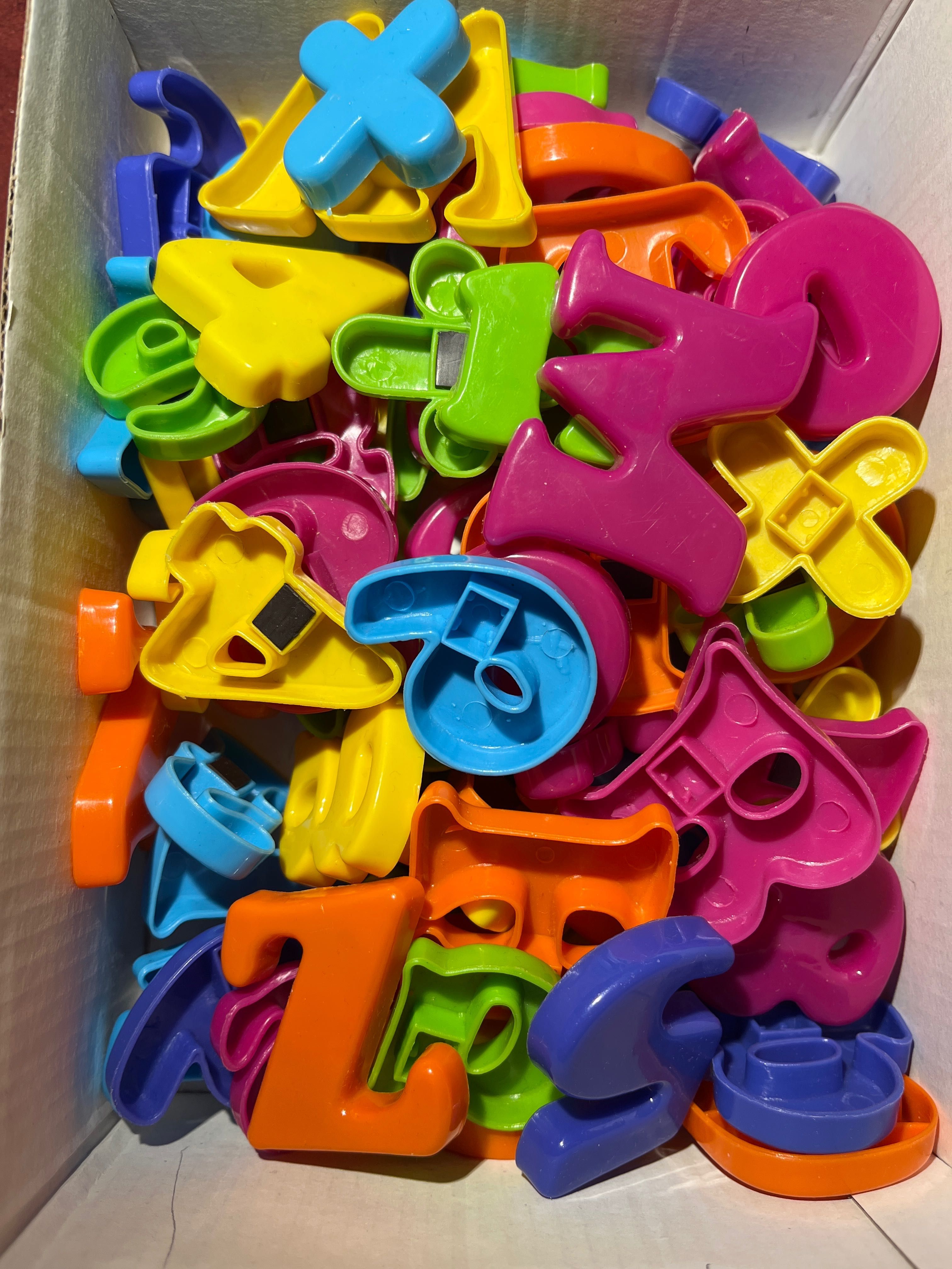 Literki i cyferki plastikowe