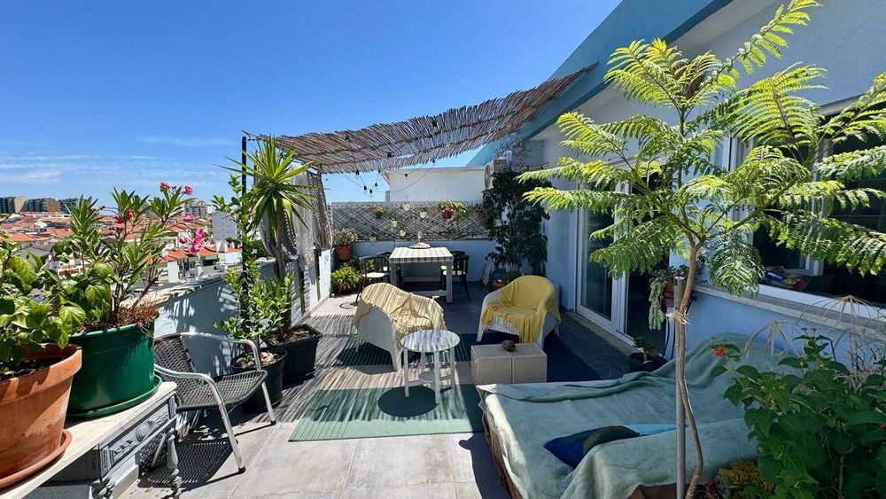 Penthouse T2 com terraços grandes em Almada, Parque da Paz