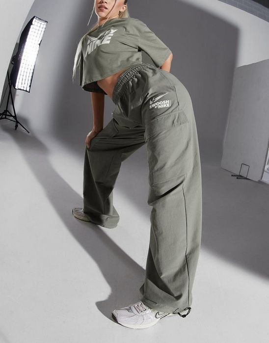 Трендові штани парашути Nike w nsw cargo woven gls fz4637-053