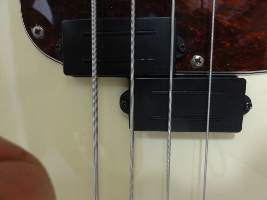 Lodestone P.Bass - c/ pickup Dimarzio e saco de transporte