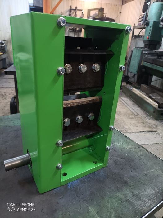 Подрібнювач гілок. Виробник.