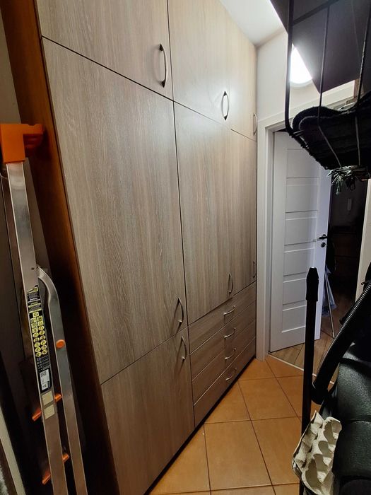 Funkcjonalna wysoka szafa z półkami i szufladami