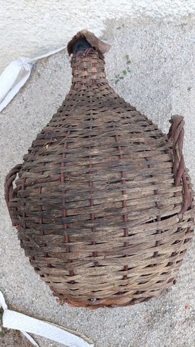 Garrafões revestidos em vime.