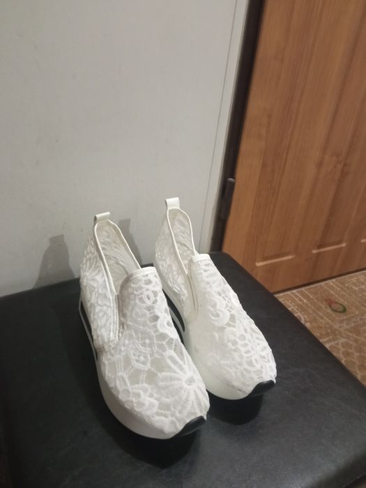 Стильні білі сліпони на платформі