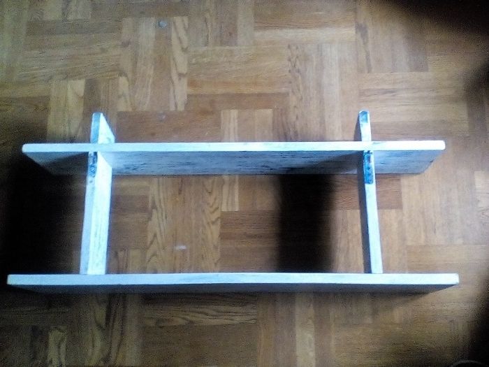 Niebieska półka z białą przecierką