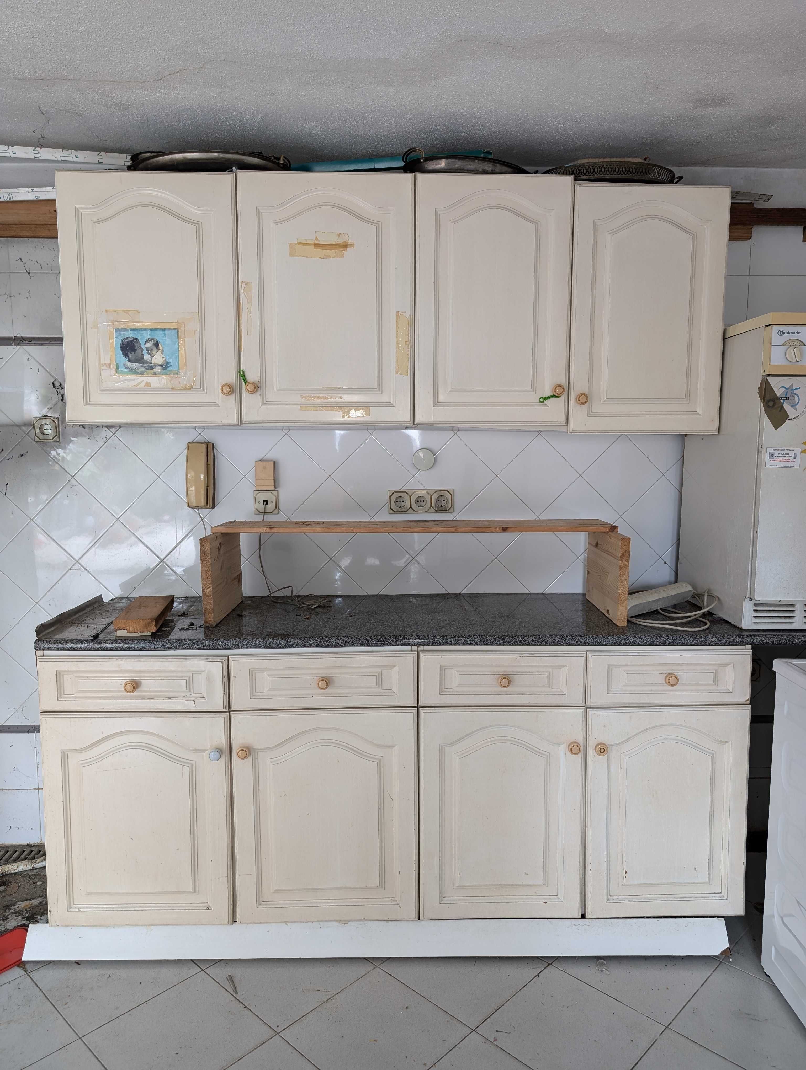 Cozinha antiga com bancada em granito