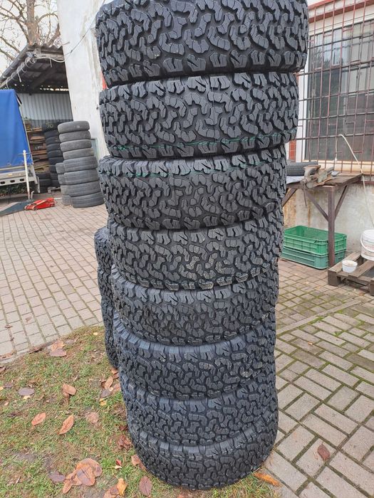 Opony uniwersalne bieżnikowane do aut terenowych.