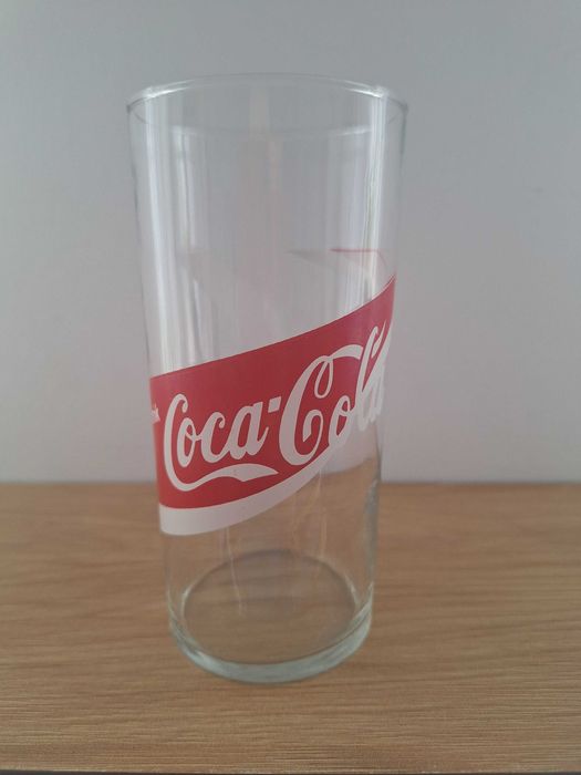 Oryginalny szklany Coca-Cola o pojemności 300 ml.