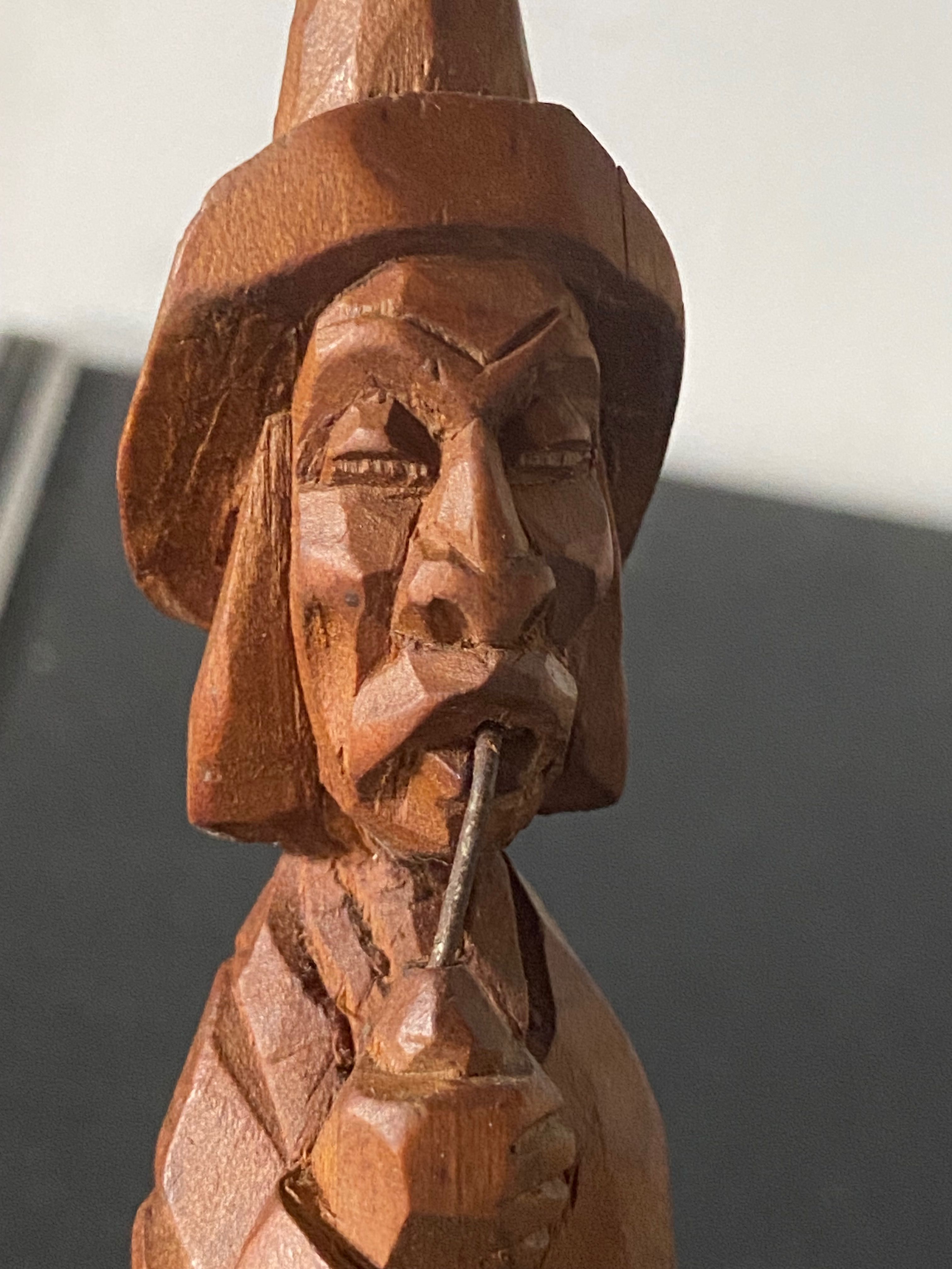 Estatueta antiga em madeira