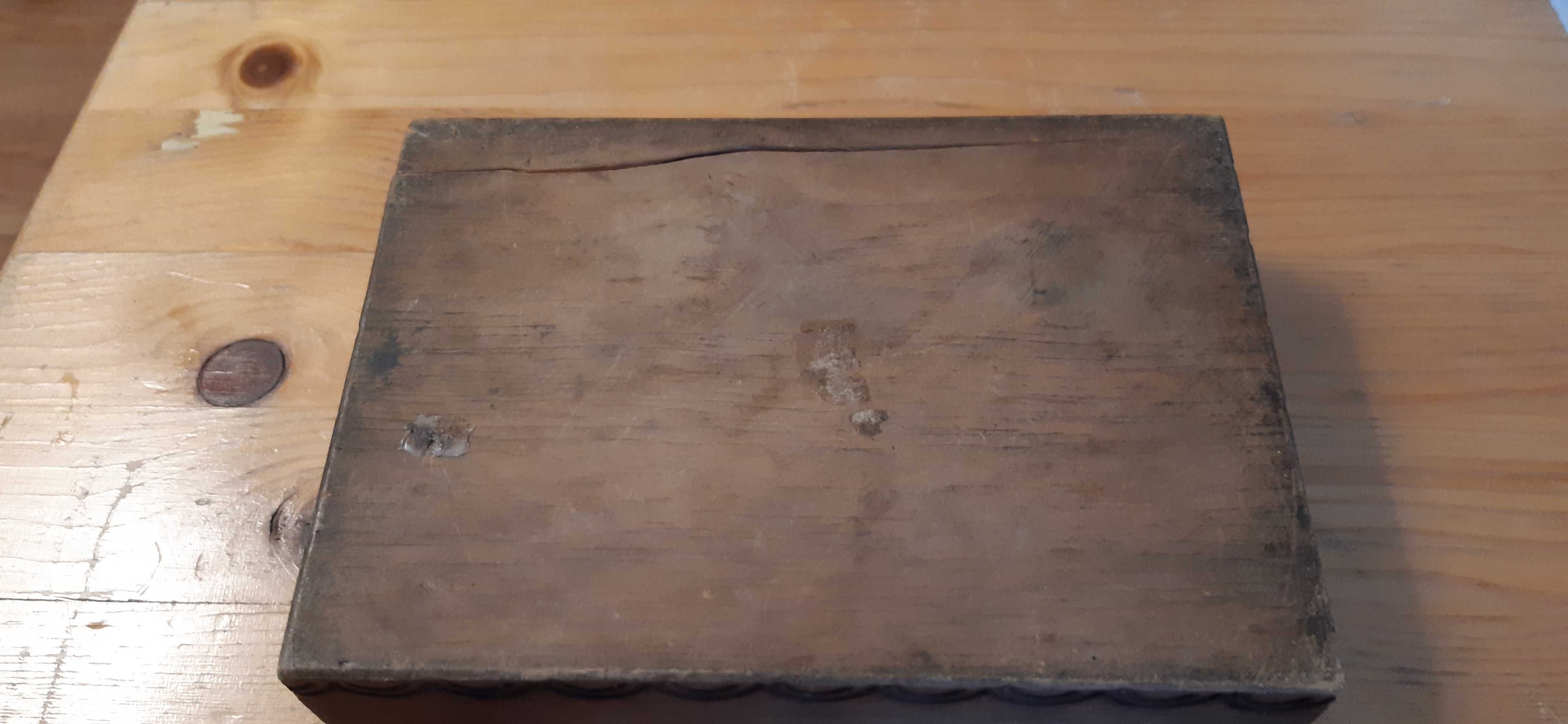 stara drewniana papierośnica dla kolekcjonerów prl