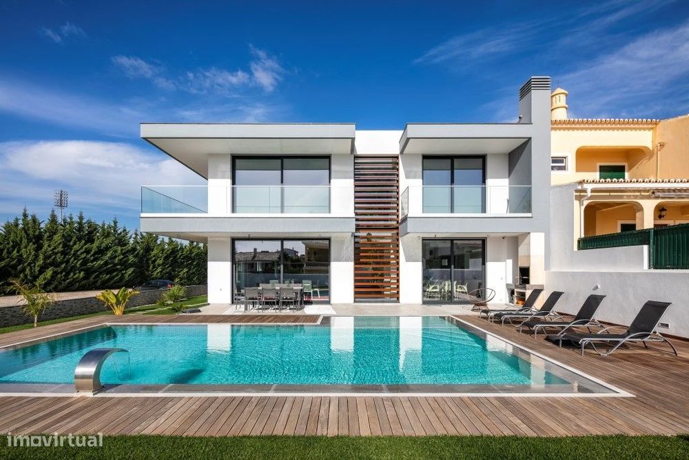 Moradia T3+1 com Piscina em Urbanização Tranquila Próxima ao Golfe