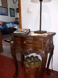 Mesa de cabeceira antiga