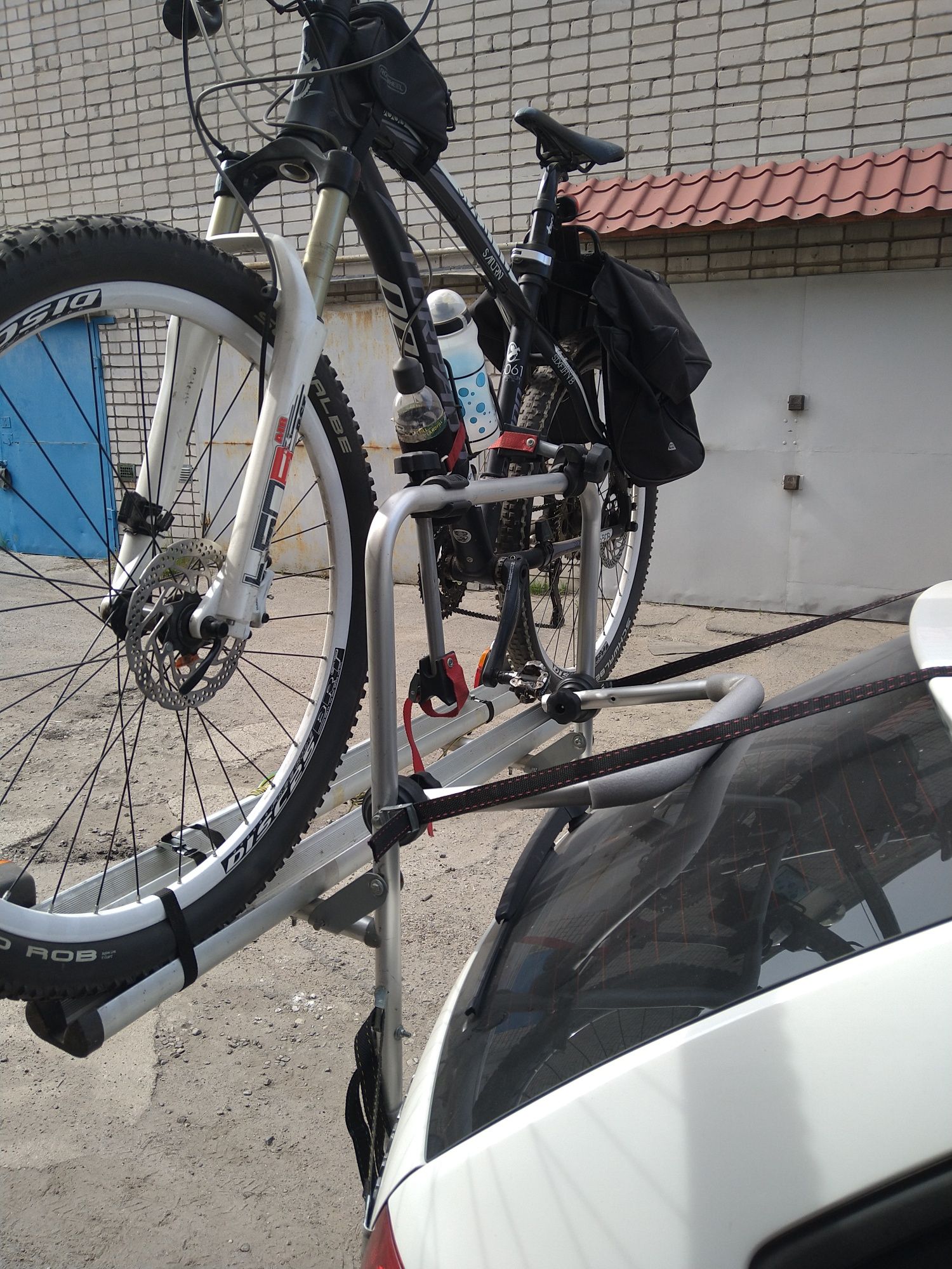 Велобагазник для перевезення двох велосипедів