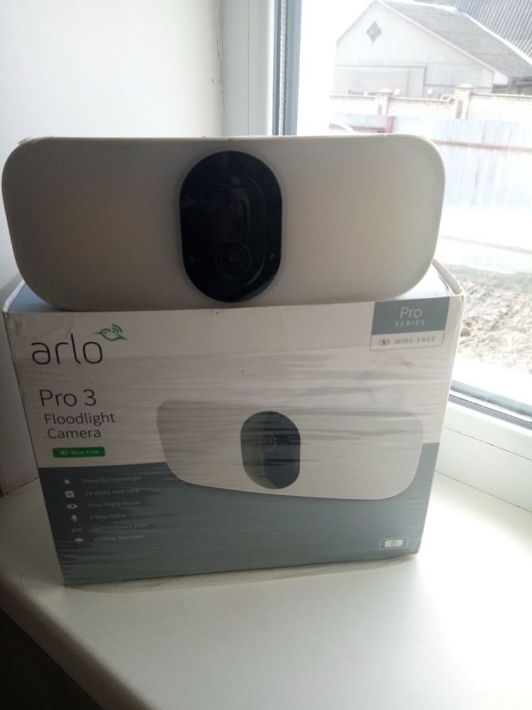 Arlo floodlights  и Arlo SmartHub VMB4540 працює з HomeKit