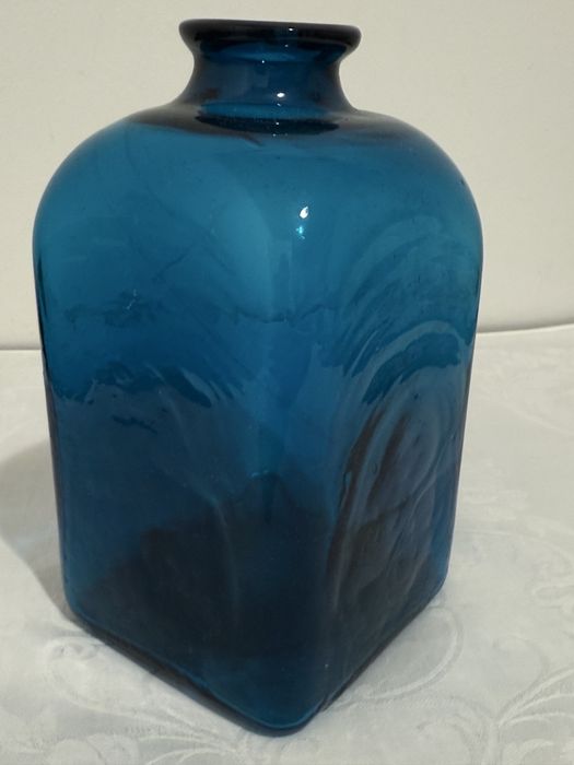 Szklany niebieski wazon