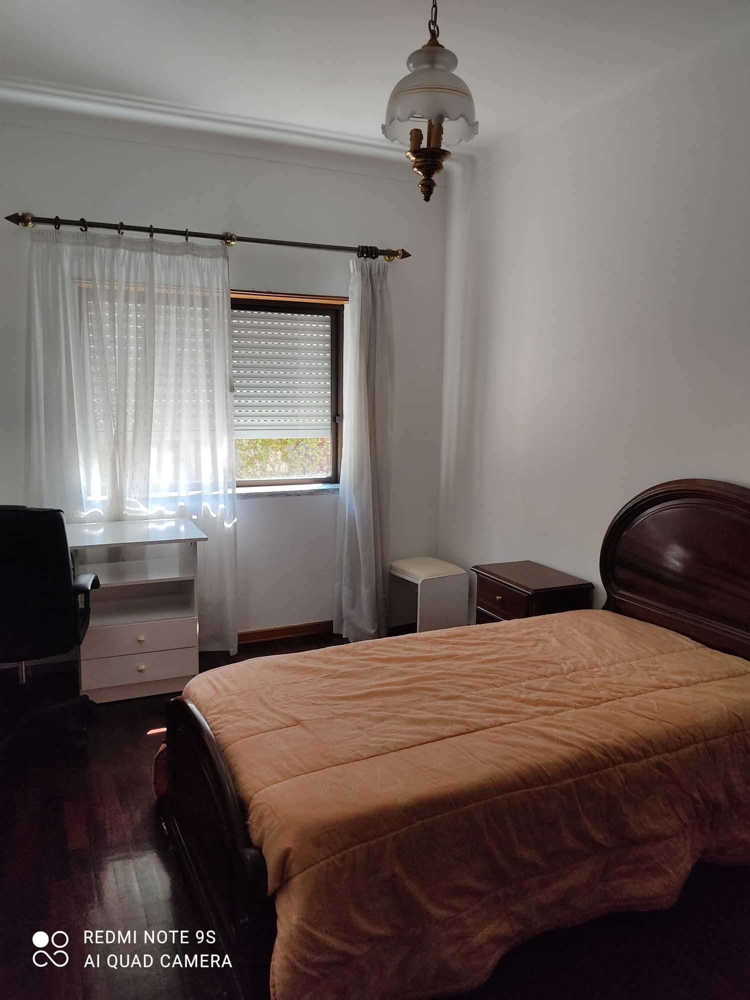 Quarto para arrendar em apartamento T3 (São Martinho do Bispo)