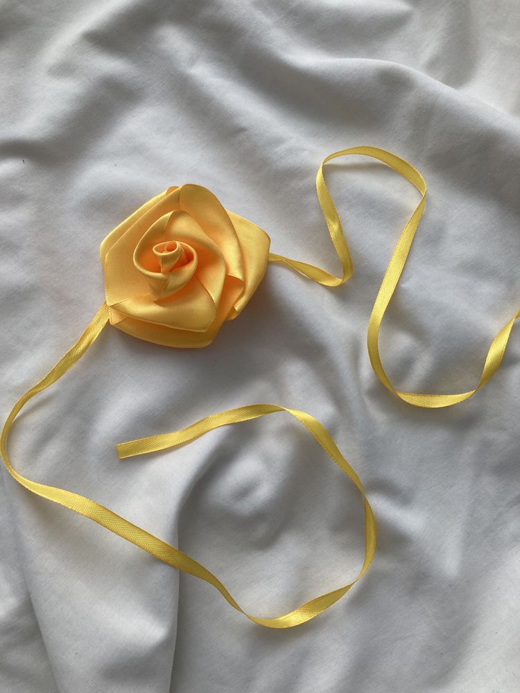 Троянда на шию жовтого кольору (прикраса)