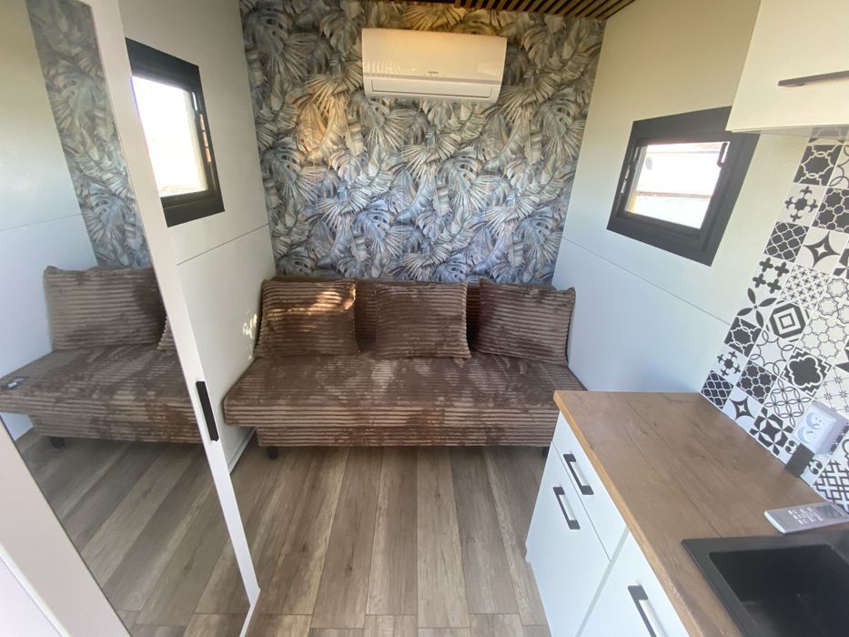 Caloroczny domek tiny house na kolkach