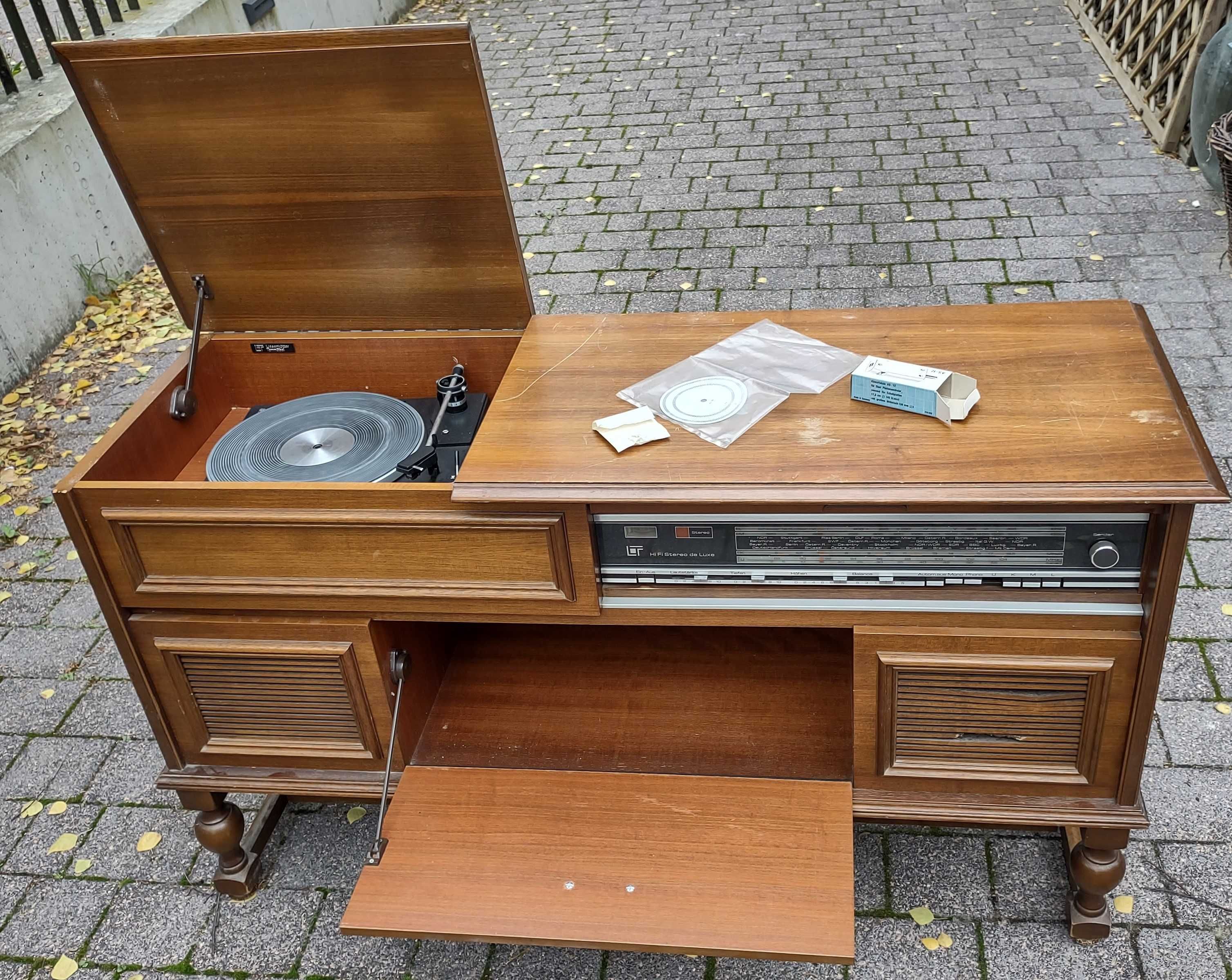 Radio i gramofon w szafce. Hi Fi Stereo de Luxe.