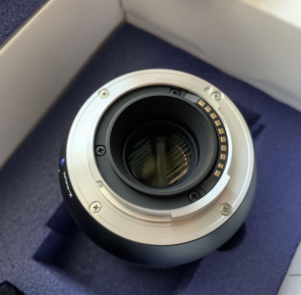 ZEISS Touit 2.8/50M X - автофокусный объектив Fujifilm X-mount