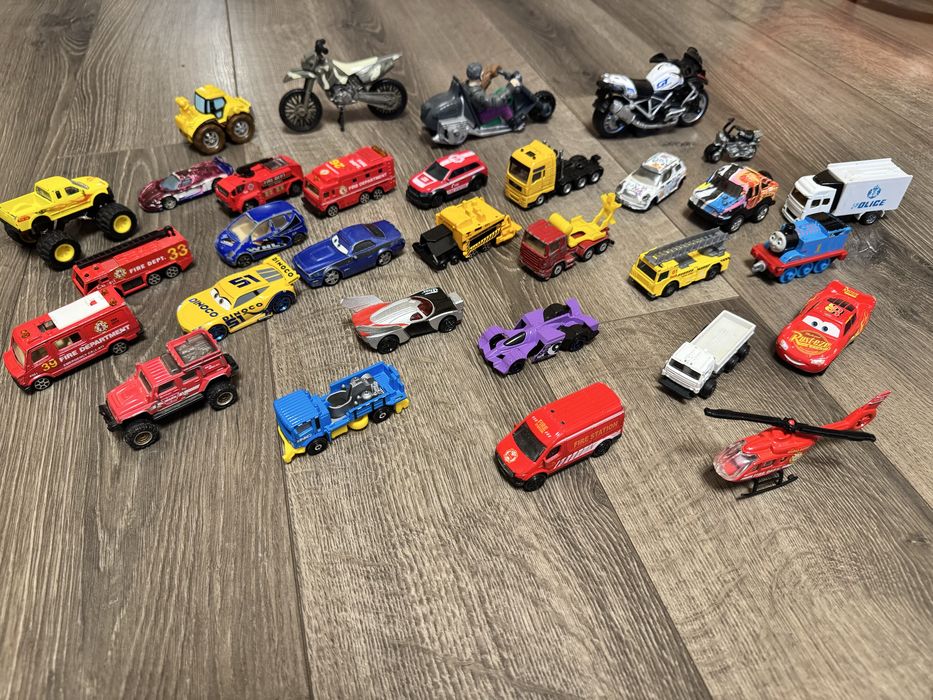 Машинки металеві різні