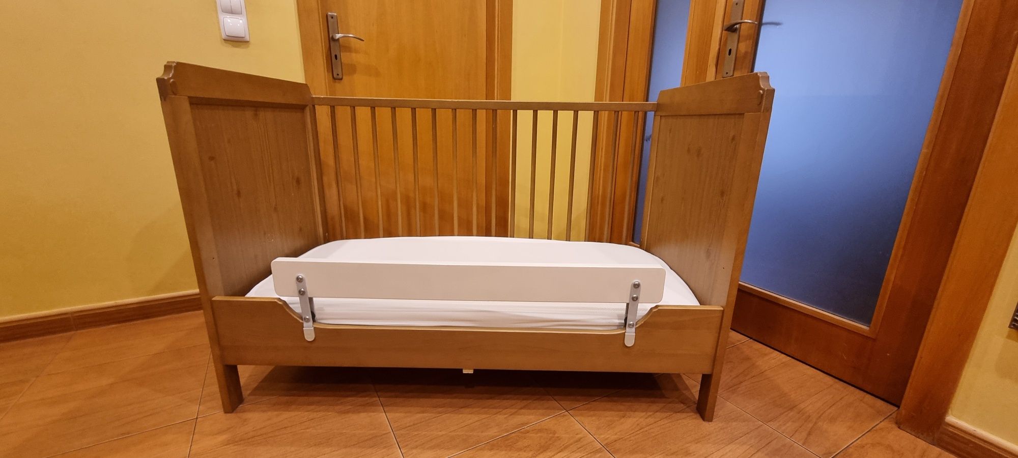 Cama de bebé com colchão