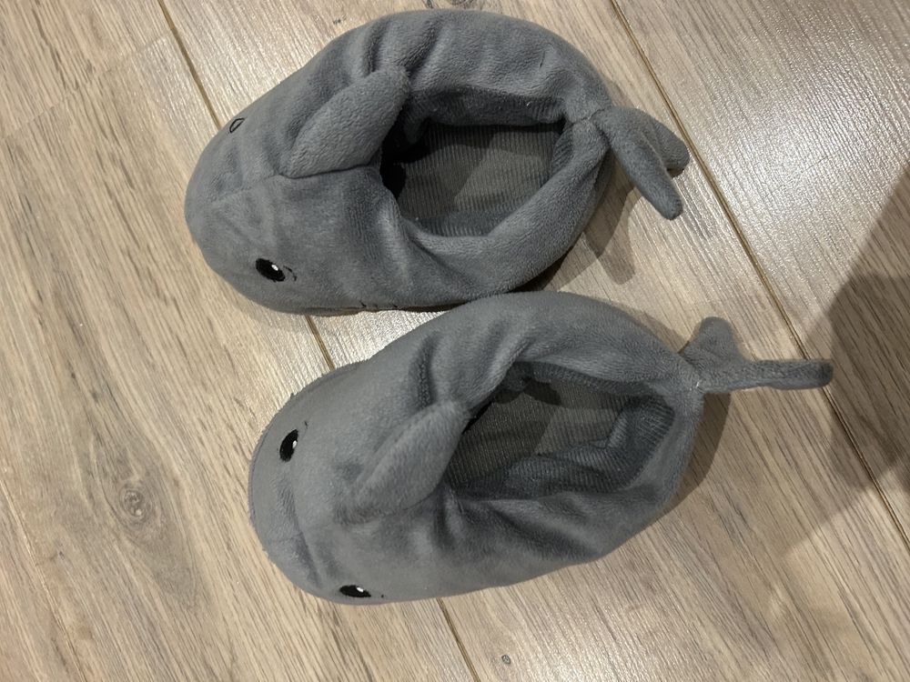 Kapcie r 28 antypoślizgowe ciepłe rekiny h&m