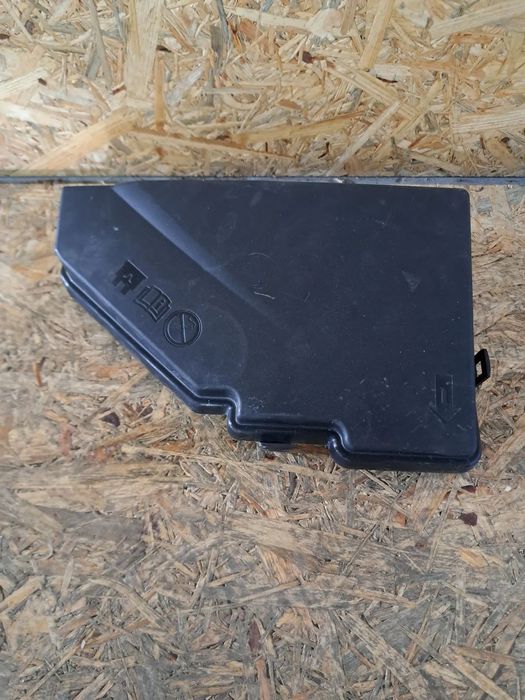 VOLVO OBUDOWA SKRZYNKI BEZPIECZNIKÓW SKRZYNKA DEKIEL 31654059