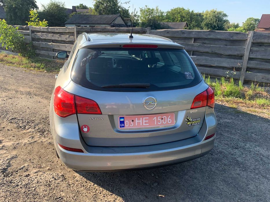 Opel Astra Sports Tourer 2011 1.6л