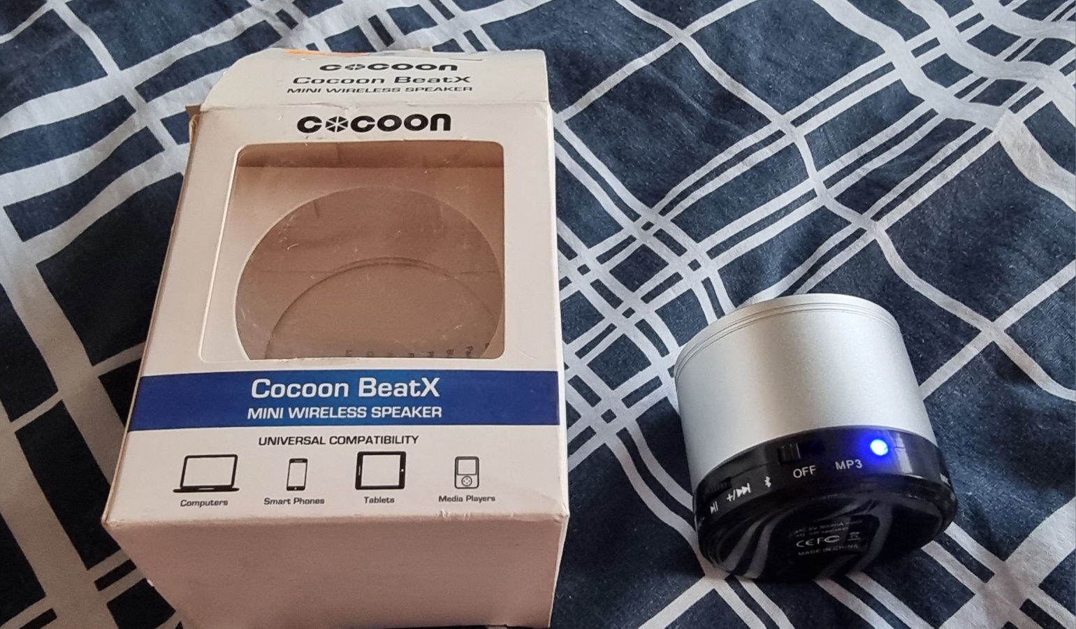 Glosnik bezprzewodowy bluetooth z wbudowanym radiem i akumulatorem.