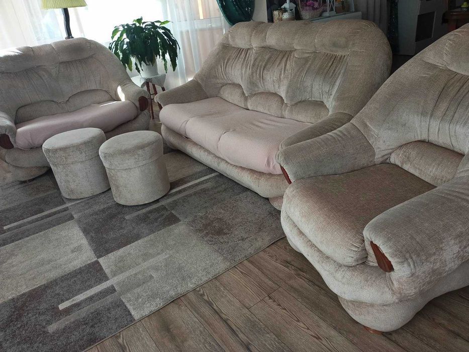 Sprzedam 2 kanapy + fotel + 2x pufa