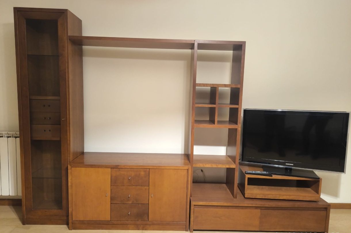 Vendo móvel grande de sala com bastante arrumação.