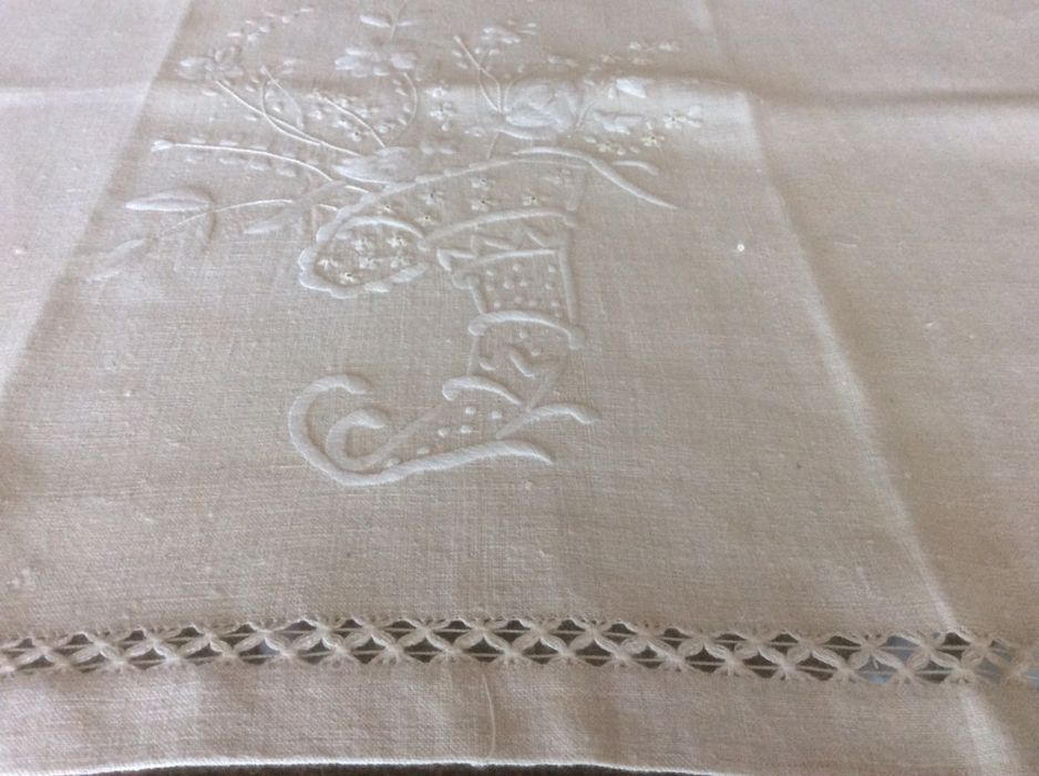 Toalha de mãos em linho puro bordada à mão.
