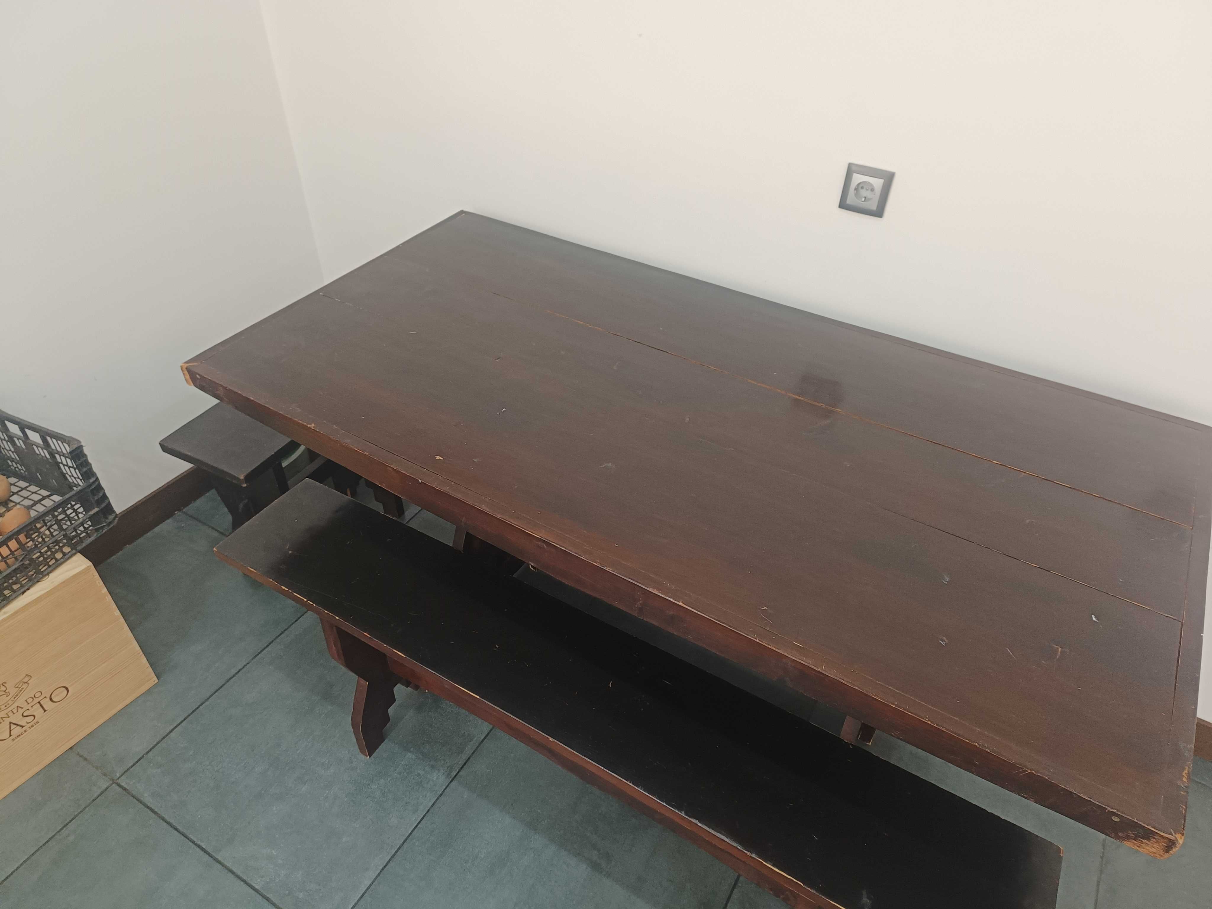 mesa e bancos em madeira