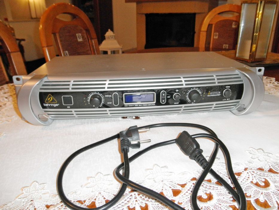 Końcówka mocy BEHRINGER INUKE NU 1000 DSP . Wzmacniacz 2x300 W rms .