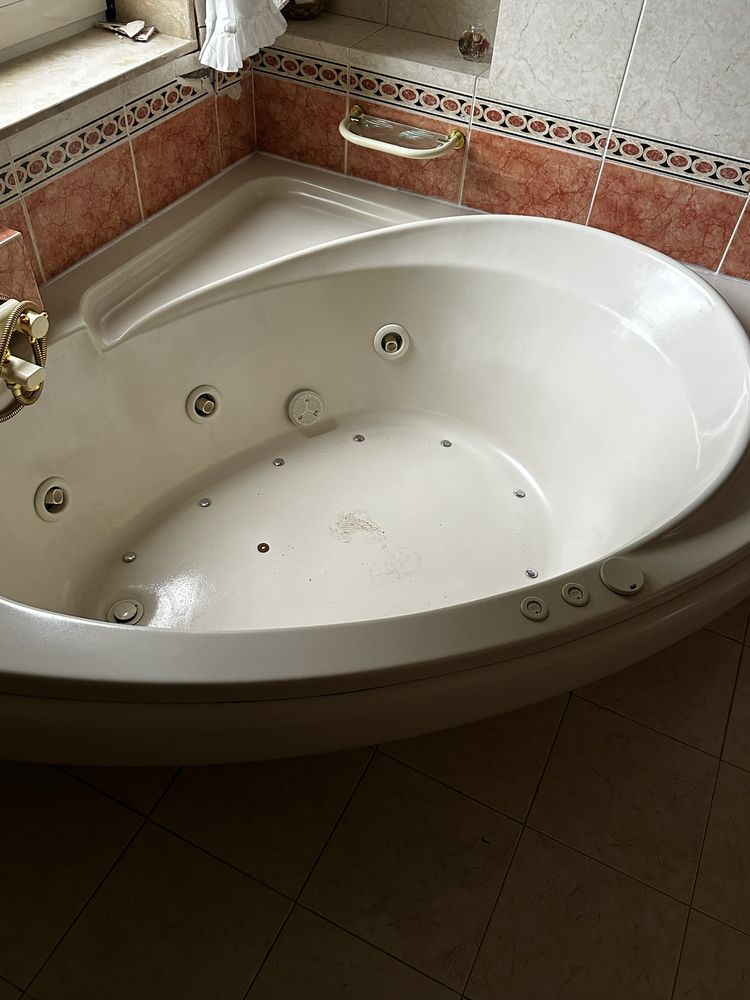 Wc com Banheira jacuzzi hidromassagem