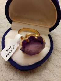 Złoty pierścionek z kameą w ametyście