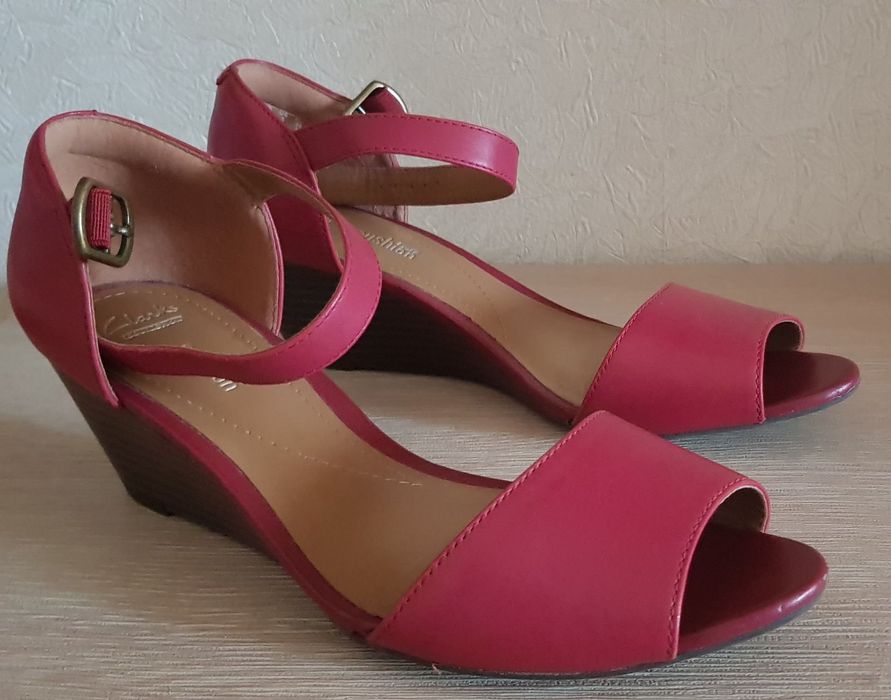Фирменные кожаные босоножки Clarks 39р.